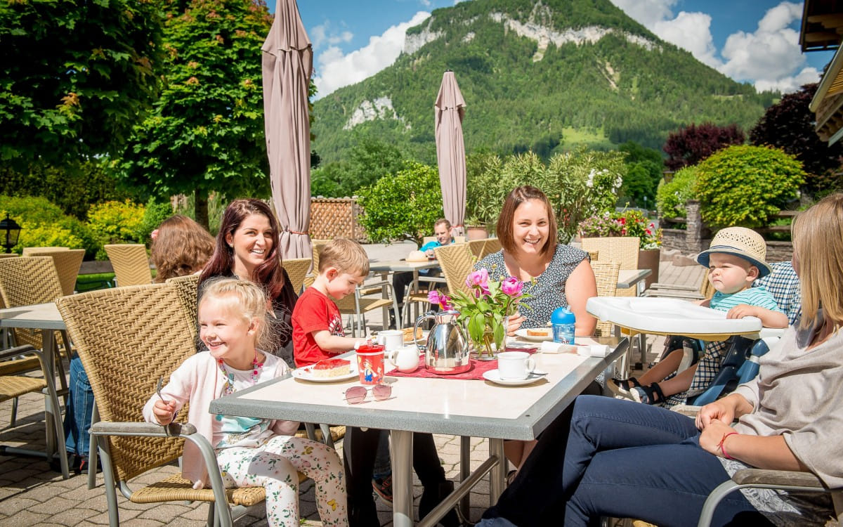 familotellandgutfurtherwirtkirchdorftirolfamiliebergeglucklichbrotzeit.jpg